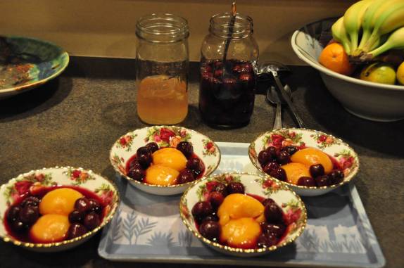 Maravilhosa sobremesa de pêssego e cerejas em caldas, na casa do Len e da Irmi, em Chilliwack, interior da British Columbia. oeste do Canadá